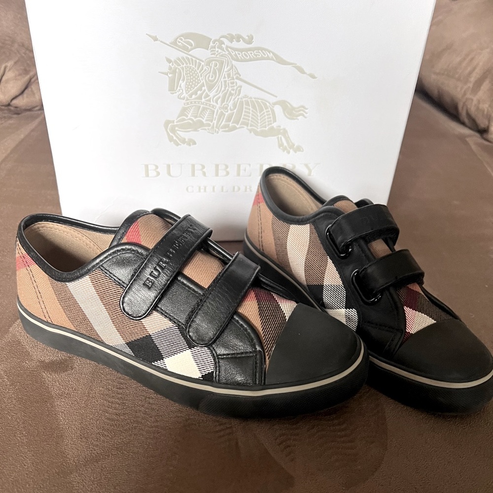 Burberry little Kids sneakers so 34 Euro/ 2US